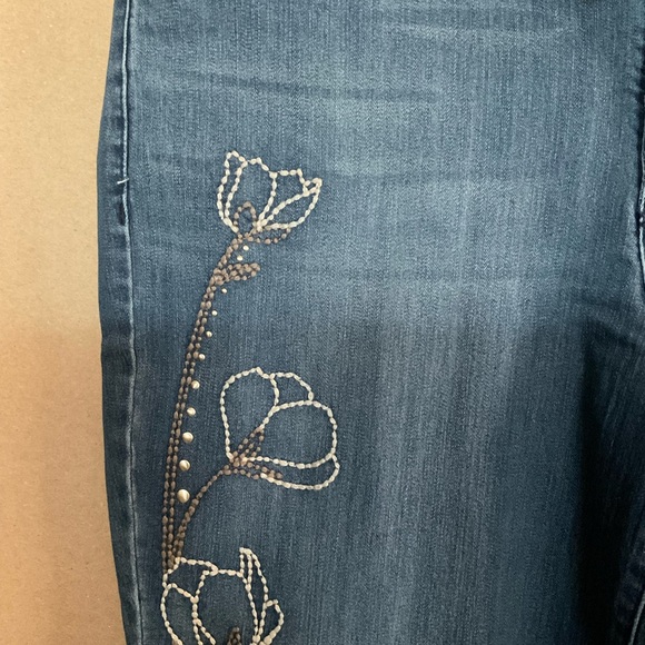 Bandolino Blue Floral Embroidered Jeans. NWT Size 14. Lizbeth Skinny Crop. - Picture 5 of 12
